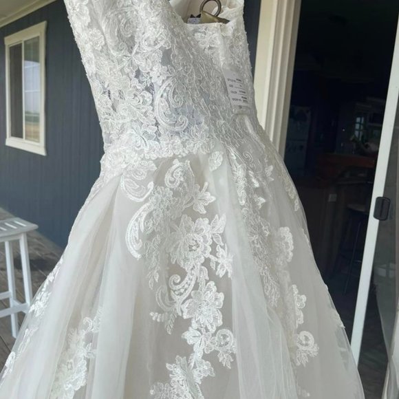 Wedding Dress - Picture 5 of 11